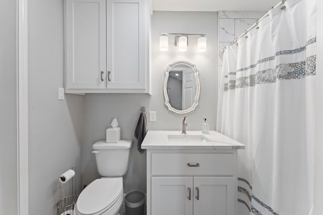 bathroom with a shower with curtain, vanity, and toilet