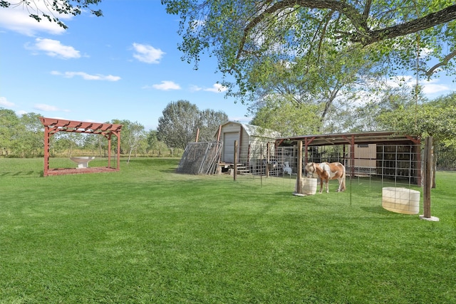 view of yard featuring an outdoor structure