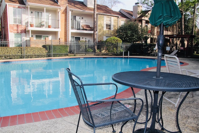 view of swimming pool