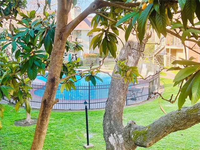 view of swimming pool featuring a lawn