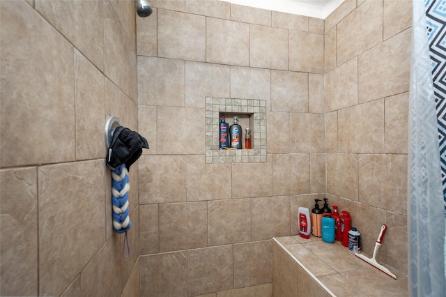 details featuring tiled shower