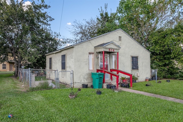 view of front of house with a front yard