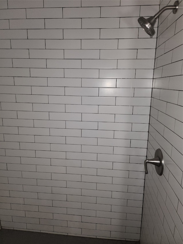 details featuring tiled shower