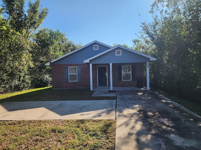 view of front facade featuring a front lawn and covered porch