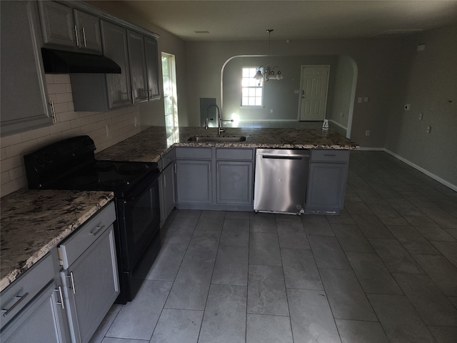 kitchen with stainless steel dishwasher, sink, kitchen peninsula, black range with electric cooktop, and decorative light fixtures