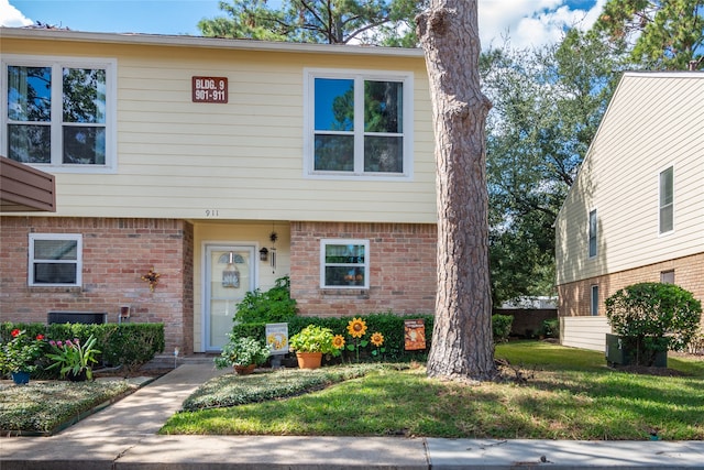 view of front of property featuring a front yard