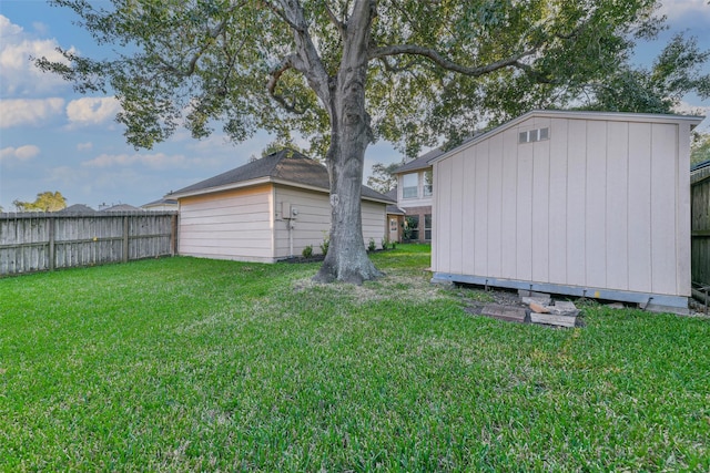 view of yard with a storage shed