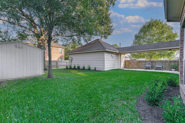 view of yard with a storage unit