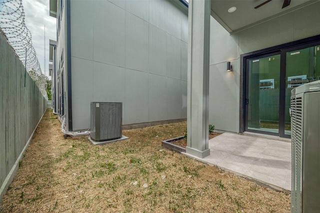2322 Tuam, Houston, TX 77004 - view of yard with a patio