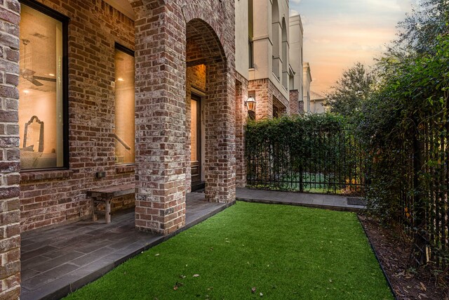 view of yard at dusk