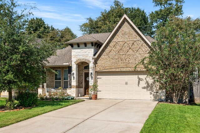 view of front of house featuring a front yard