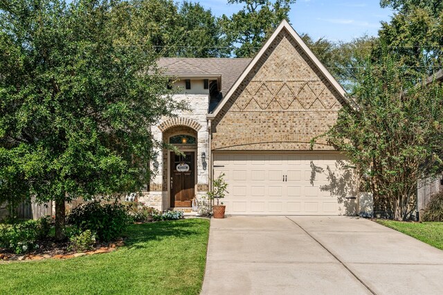 view of front facade featuring a front yard and a garage