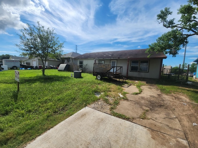 back of house featuring a yard