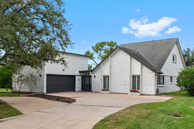 view of front of property featuring a front yard and a garage