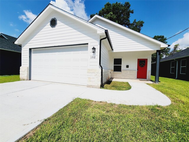 view of front of home featuring a front lawn and a garage