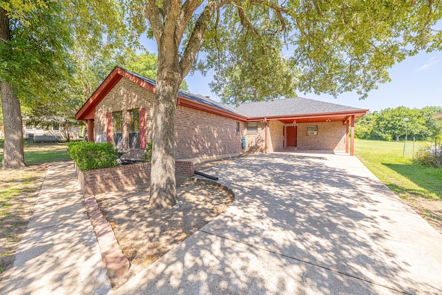 view of front of property featuring a front lawn and a carport