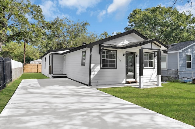 view of front of home featuring a front yard