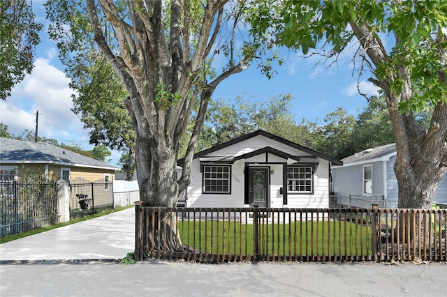 view of front of home featuring a front yard