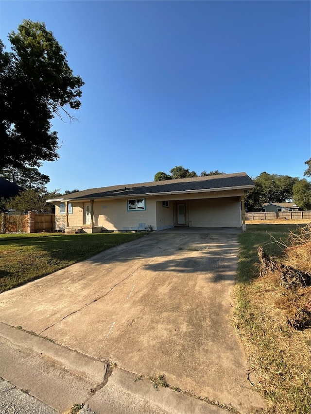 view of front of home featuring a front lawn and a garage