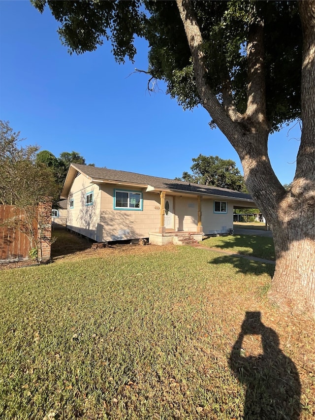 single story home with a front lawn