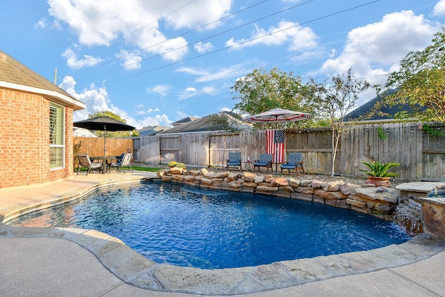 view of swimming pool