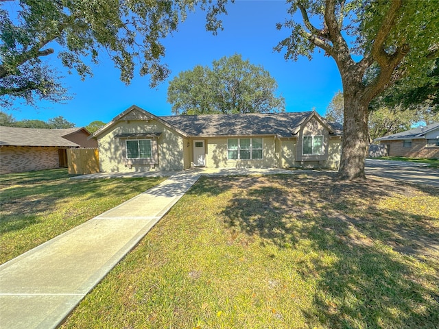 single story home featuring a front yard