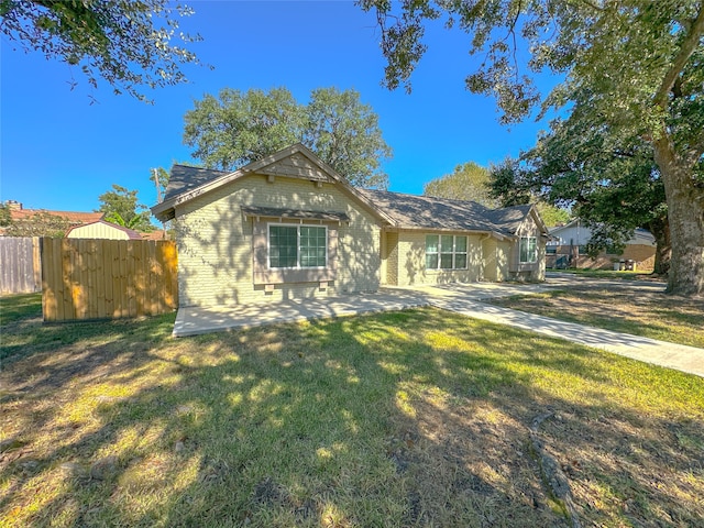 view of front of property featuring a front lawn