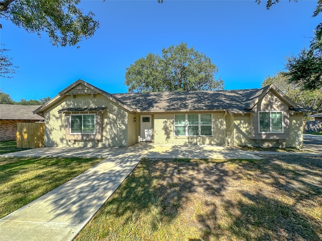 single story home with a front lawn