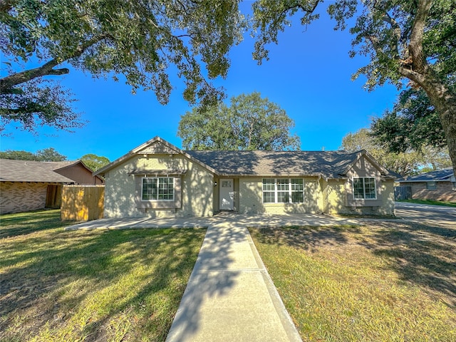 single story home with a front lawn