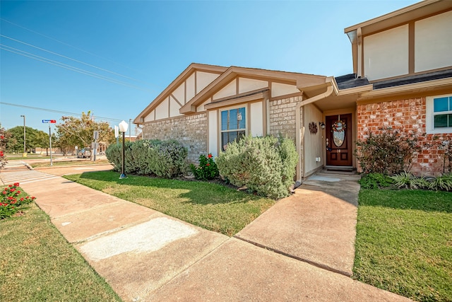 view of front facade featuring a front yard