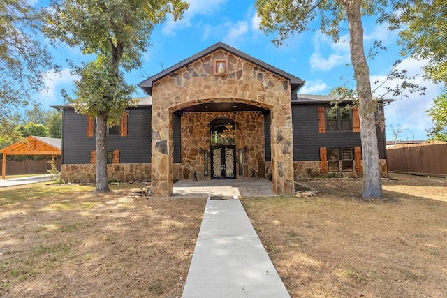 view of front facade featuring a front lawn