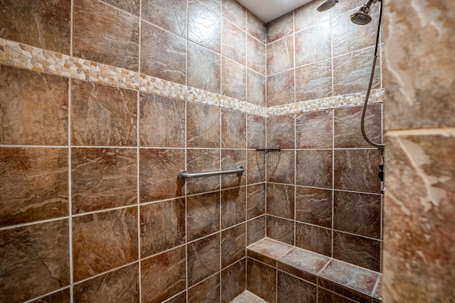 room details featuring a tile shower