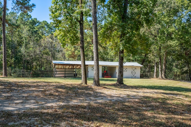 view of front of home featuring an outdoor structure