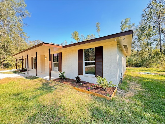 view of front of home featuring a front yard