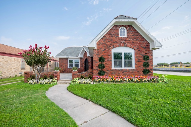 view of front facade featuring a front lawn