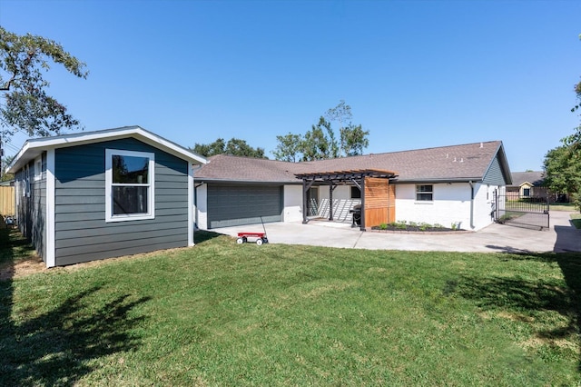 view of front of property featuring a front yard and a garage