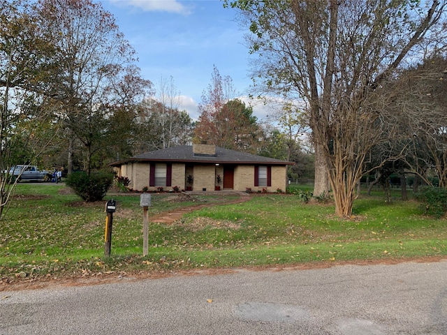 view of front of home featuring a front yard