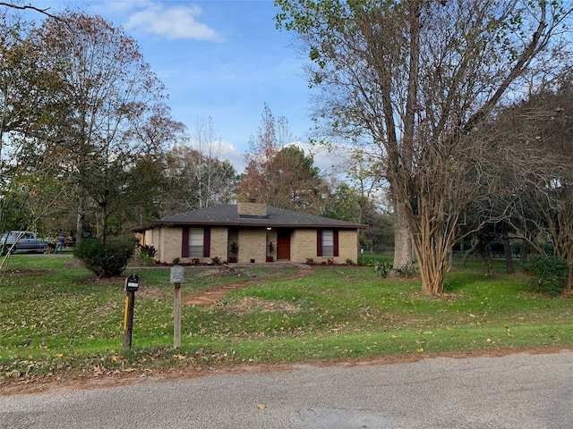 view of front of property featuring a front lawn