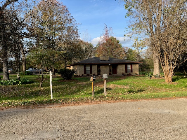 view of front of property featuring a front yard