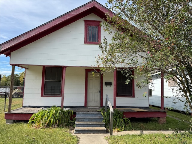 view of front of property featuring a front lawn and covered porch