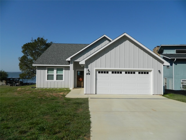 view of front of house featuring a front lawn and a garage