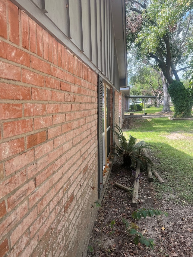 view of side of property featuring a lawn