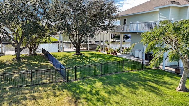 view of yard featuring a water view