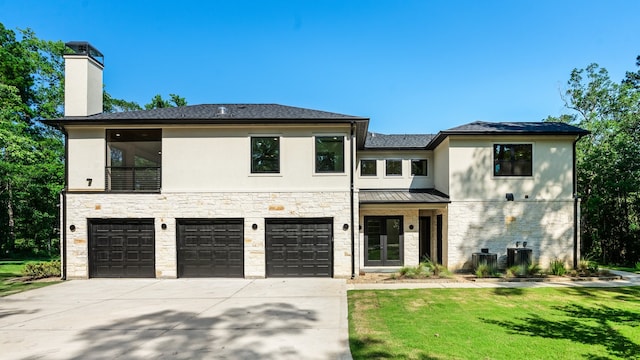 view of front of house featuring a garage and a front yard