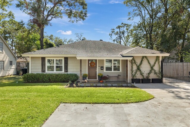 view of front facade featuring a front yard