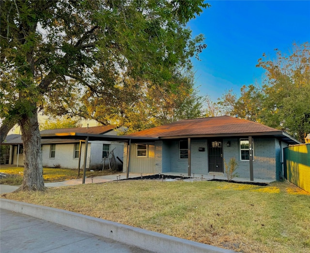 single story home featuring a front lawn