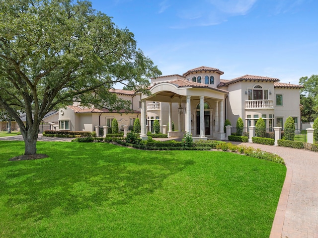 view of front of house featuring a front lawn