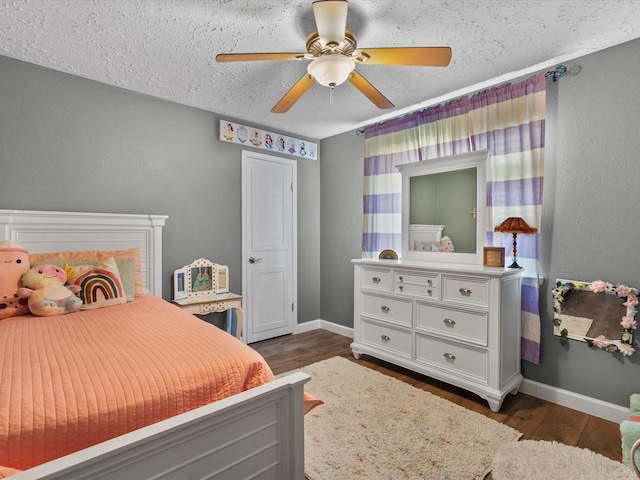 bedroom featuring a textured ceiling, dark hardwood / wood-style floors, and ceiling fan