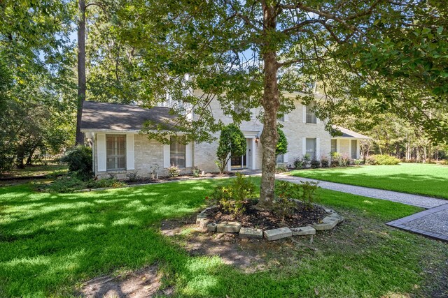 view of front of home featuring a front lawn