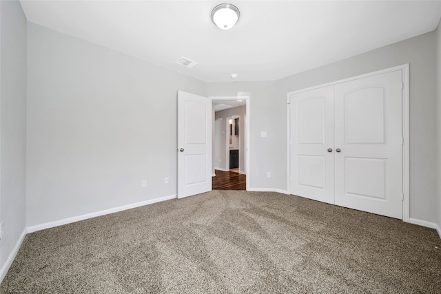 unfurnished bedroom with carpet flooring and a closet